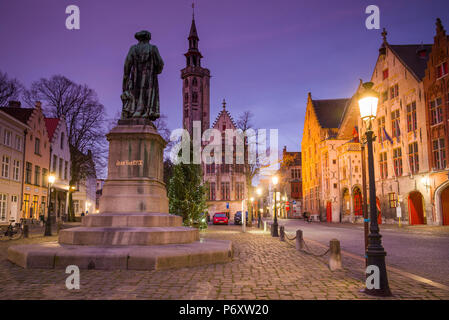 Belgio, Bruges, Jan van Eyck Square, alba Foto Stock