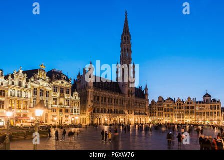 Vista notturna della Grand Place con Hotel de Ville (municipio) edificio, Bruxelles, Belgio Foto Stock