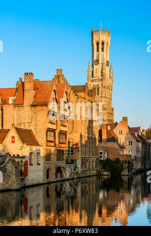 Dijver canal con Belfort torre medievale in background, Bruges, Fiandre Occidentali, Belgio Foto Stock