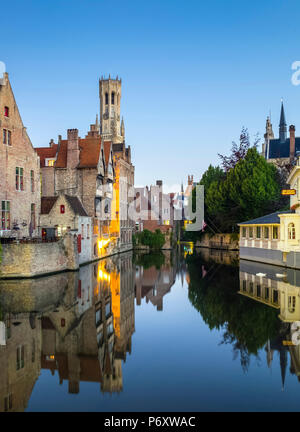 Belgio Fiandre Occidentali (Vlaanderen), Bruges (Brugge). Belfort van Brugge e edifici medievali sulla Dijver canal da Rozenhoedkaai all'alba. Foto Stock