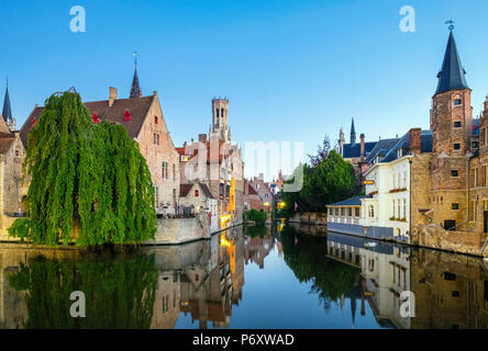 Belgio Fiandre Occidentali (Vlaanderen), Bruges (Brugge). Belfort van Brugge e edifici medievali sulla Dijver canal da Rozenhoedkaai all'alba. Foto Stock