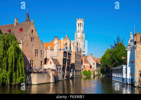 Belgio Fiandre Occidentali (Vlaanderen), Bruges (Brugge). Edifici medievali sulla Dijver canal da Rozenhoedkaai all'alba. Foto Stock