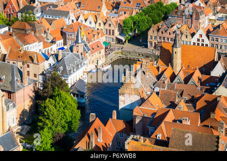 Belgio Fiandre Occidentali (Vlaanderen), Bruges (Brugge). Alta vista angolare di Bruges, edifici vicino al Dijver canal, vista dal campanile Belfort. Foto Stock