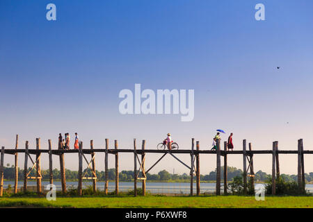 Myanmar (Birmania), Mandalay Amarapura, U Bein bridge (più lunga del mondo ponte in teak) Foto Stock