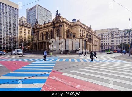 Il Brasile, Stato di Sao Paulo, città di Sao Paulo, vista del teatro comunale in corrispondenza della giunzione di Viaduto do Cha, Rua Xavier de Toledo e Praca Ramos de Azevedo. Foto Stock