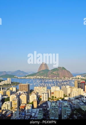 Il Brasile, la città di Rio de Janeiro, vista sul quartiere di Botafogo verso la montagna di Sugarloaf. Foto Stock