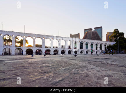 Il Brasile, la città di Rio de Janeiro, Lapa, vista del Carioca acquedotto noto come Arcos da Lapa durante il tramonto. Foto Stock