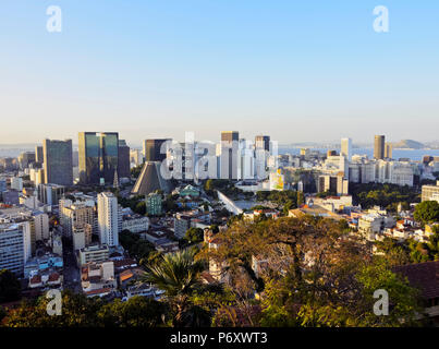 Il Brasile, la città di Rio de Janeiro, centro città Skyline visto dal Parque das Ruinas in Santa Teresa. Foto Stock