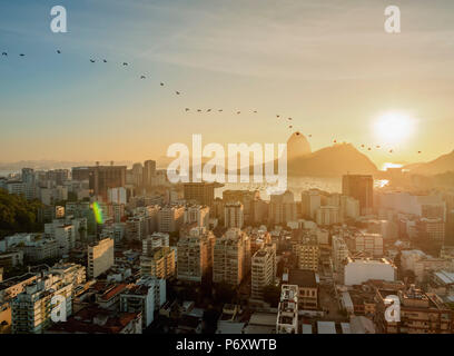 Vista su Botafogo verso la montagna di Sugarloaf presso sunrise, Rio de Janeiro, Brasile Foto Stock