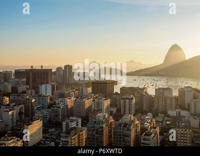 Vista su Botafogo verso la montagna di Sugarloaf presso sunrise, Rio de Janeiro, Brasile Foto Stock