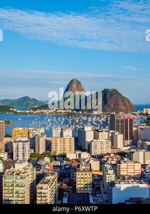 Vista su Botafogo verso la montagna di Sugarloaf, Rio de Janeiro, Brasile Foto Stock
