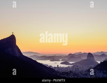 Paesaggio urbano da Vista Chinesa all'alba, Rio de Janeiro, Brasile Foto Stock