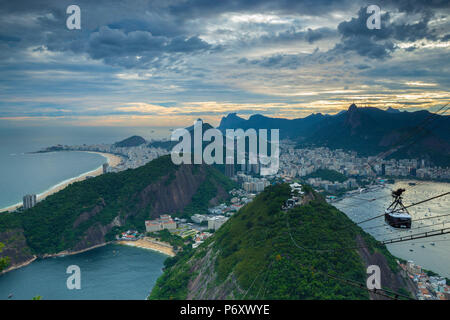Spiaggia di Copacabana e a Rio de Janeiro dal Pan di Zucchero, Brasile Foto Stock