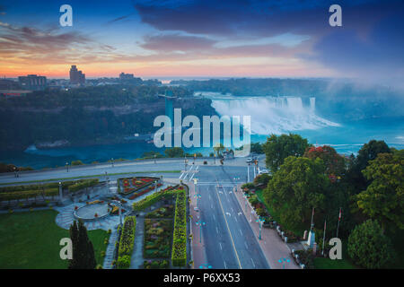 Canada e Stati Uniti d'America, Ontario e lo stato di New York, Niagara, Niagara Falls, vista l'Americano e Bridal Veil Falls all'alba Foto Stock