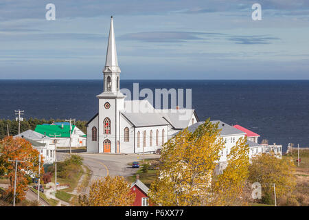 Canada Quebec, Gaspe Peninsula, St-Maurice-de-l'Echouerie, elevati vista villaggio, autunno Foto Stock