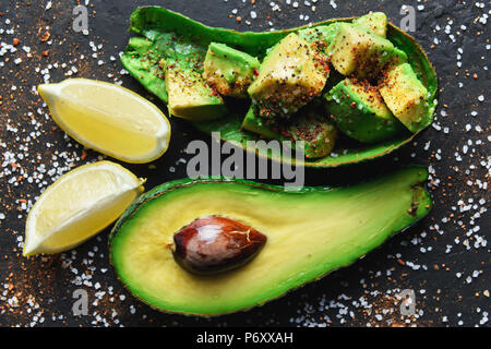 Fresco frutto di avocado su una tavola di legno Foto Stock