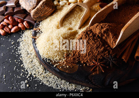 La polvere di cacao, cioccolato, noci e spezie Foto Stock