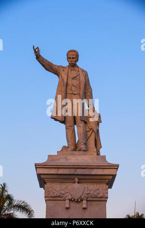 Cuba, Cienfuegos, Parque MartÃ-, statua in marmo di Jose Marti - un rivoluzionario cubano e intellettuale Foto Stock