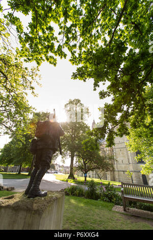 Città di Canterbury, Inghilterra. I Buffs (Royal East Kent Regiment) memorial con la facciata est della Cattedrale di Canterbury in background. Foto Stock