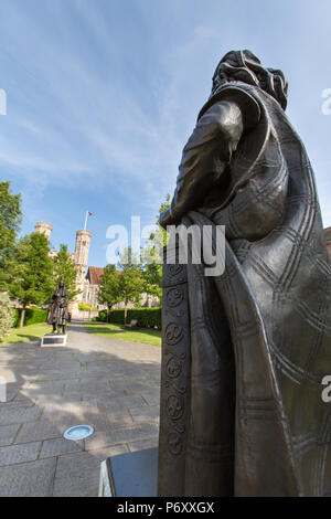 Città di Canterbury, Inghilterra. Di Canterbury Lady Wootton verde, con la Stephen Melton scolpita statua della regina (SAN) Bertha in background. Foto Stock