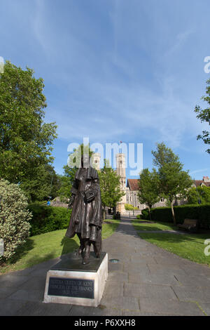 Città di Canterbury, Inghilterra. Lady Wootton’s Green di Canterbury, con la statua scolpita di Stephen Melton della Regina (Santa) Bertha in primo piano. Foto Stock