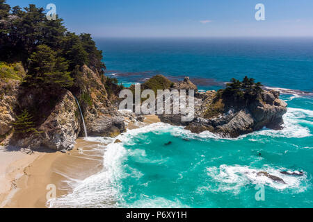 Stati Uniti, California, Big Sur, Pacific Coast Highway (California State Route 1), Julia Pfeiffer Burns State Park, McWay Cove, McWay cade Foto Stock