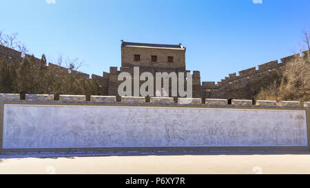 Un murale in bassorilievo raffiguranti battaglie militari a Jinshanling grande parete a nord di Pechino, Cina. Foto Stock