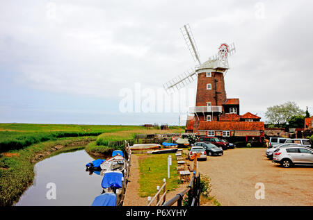 Una vista del molo restaurato dal punto di riferimento il mulino a vento a Cley accanto al mare, Norfolk, Inghilterra, Regno Unito, Europa. Foto Stock