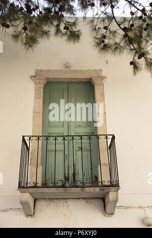 Dettaglio di un disabitata tradizionale stile Veneziano di casa in Mirties, Kalymnos, Grecia Foto Stock