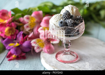 Gelato alla vaniglia con frutti di bosco fozen nel vaso di vetro Foto Stock