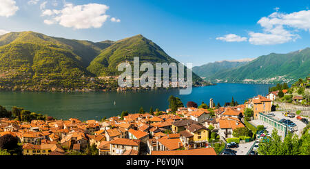 Torno, lago di Como, Como provincia, Lombardia, Italia. Panoramica angolo di alta vista sulla città e sul lago. Foto Stock