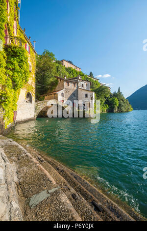 Nesso e il lago di Como e provincia di Como, Italia. Lake Shore e il romano ponte di pietra. Foto Stock
