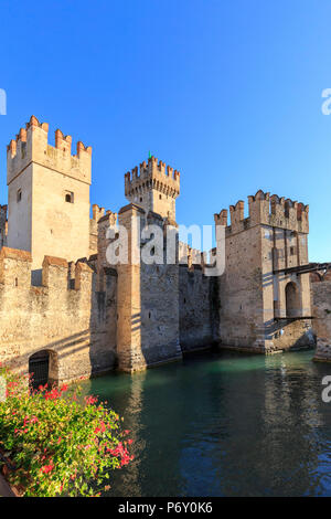 L'Italia. Lombardia. Brescia distretto. Il lago di Garda. Sirmione. Castello Scaligero Scaligeri (castello) Foto Stock