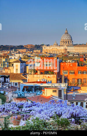 Italia, Roma, Basilica di San Pietro a sunrise Foto Stock