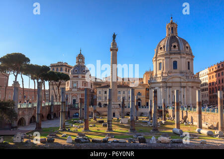 Italia, Roma, Traian forum lungo i Fori Imperiali street, con Santa Maria di Loreto chiesa Foto Stock