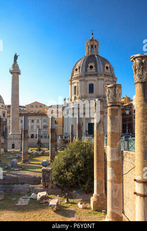 Italia, Roma, Traian forum lungo i Fori Imperiali street, con Santa Maria di Loreto chiesa Foto Stock