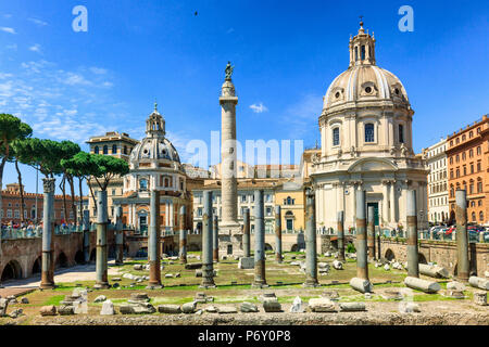 Italia, Roma, Traian forum lungo i Fori Imperiali street, con Santa Maria di Loreto chiesa Foto Stock