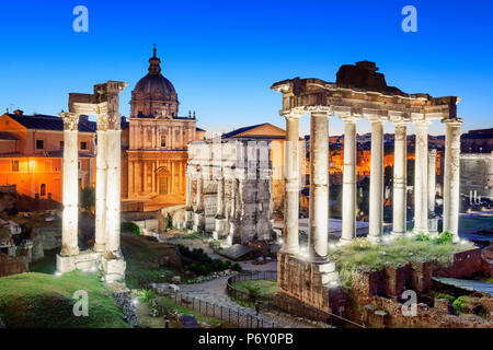 Italia, Roma, Colosseo e Foro Romano di notte Foto Stock