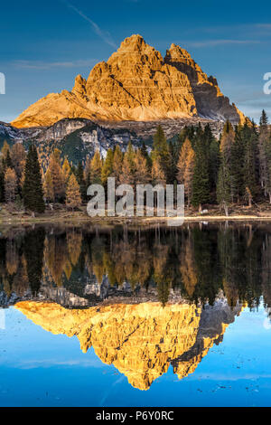 Lago d'Antorno con Tre Cime di Lavaredo gruppo montuoso si riflette nelle sue acque, Misurina, Veneto, Italia Foto Stock