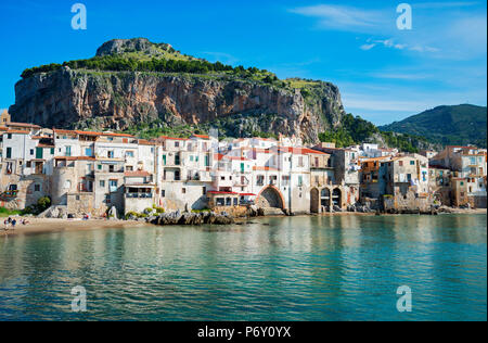 Città vecchia e la Rocca Cliff, Cefalu, Sicilia, Italia, Europa Foto Stock