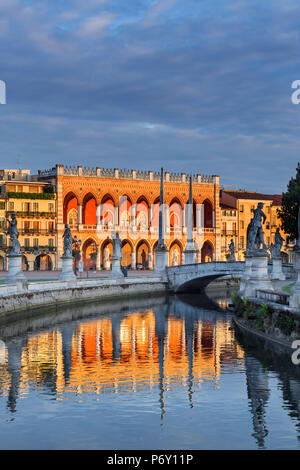 L'Italia, Italia. Veneto. Provincia di Padova. Padova, Padova. Prato della Valle Foto Stock