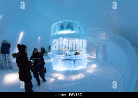 In Icebar Icehotel di Kiruna. La Svezia. Lapponia Foto Stock