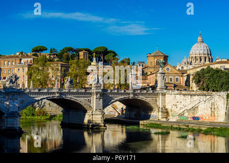 Vista del fiume Tevere con la Basilica di San Pietro sullo sfondo, Roma, Italia Foto Stock