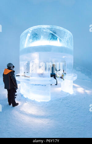 In Icebar Icehotel di Kiruna. La Svezia. Lapponia Foto Stock