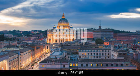 Roma, lazio, Italy. Elevato angolo di visione della Città del Vaticano e la Basilica di San Pietro illuminata al crepuscolo. Foto Stock