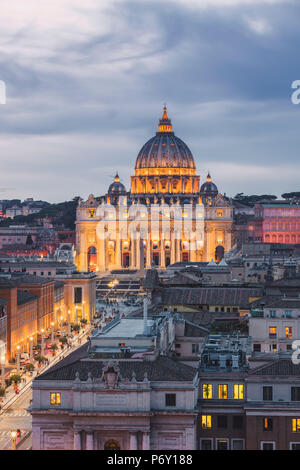 Roma, lazio, Italy. Elevato angolo di visione della Città del Vaticano e la Basilica di San Pietro illuminata al crepuscolo. Foto Stock