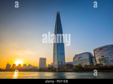 Lotte torre (555m supertall grattacielo, quinto edificio più alto in tutto il mondo quando completato nel 2016), Seul, Corea del Sud Foto Stock