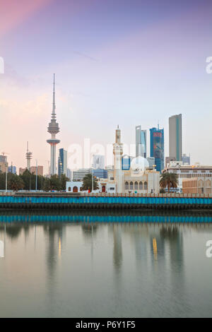 Il Kuwait Kuwait City, skyline della città riflettendo in porto Foto Stock