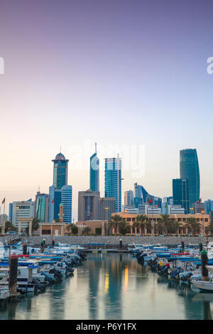 Il Kuwait Kuwait City, Città vista dal Souk Shark Shopping Centre e Marina Foto Stock