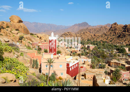 Vista in elevazione al di sopra della Moschea Rossa di Adai, Tafraoute, Anti Atlas, Marocco Foto Stock